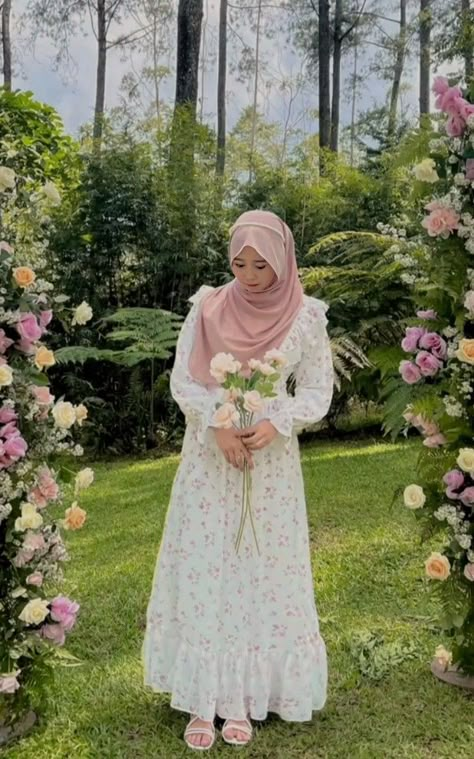 Fairy Dress Hijab, Hijabi Coquette, Coquette Hijab, Ootd Lebaran, Cottage Core Outfit, Garden Party Outfit, Tutorial Hijab Pashmina, Niqab Fashion, Tutorial Hijab