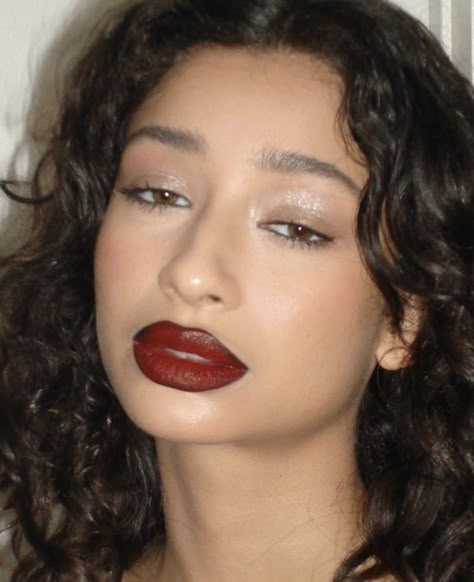 90s Red Lip Makeup, Soft Vampy Makeup, Nude Lip Makeup Look, Vampy Lips Makeup, 90s Grunge Makeup, Vampy Makeup, 90s Makeup, Red Lip Makeup, Runway Makeup