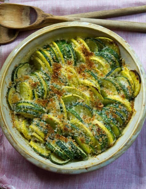 Turn your back for five minutes and suddenly there are zucchini a foot long in every vegetable garden. Summer is in full swing, and summer squash (zucchini, yellow squash, crookneck squash, and pattypan squash) are super versatile; great shredded as a raw salad, grilled with garlic, or, as I did this week when it was too hot to stand over my grill, baked with a generous coating of breadcrumbs and Parmesan. Baked Summer Squash, Pattypan Squash, Summer Squash Recipes, Vegetarian Main Dishes, Yellow Squash, Quick Weeknight Meals, Squash Recipes, Summer Squash, Idee Pasto Sano