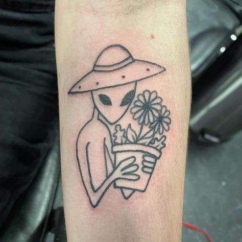 Aliens Having Human Habits 3 Alien Flower Tattoo, Alien Minimalist Tattoo, Simple Plant Tattoo, Cute Alien Tattoo, Small Alien Tattoo, Alien Tattoo Ideas, Alien Tattoos, Spaceship Tattoo, Henna Inspo