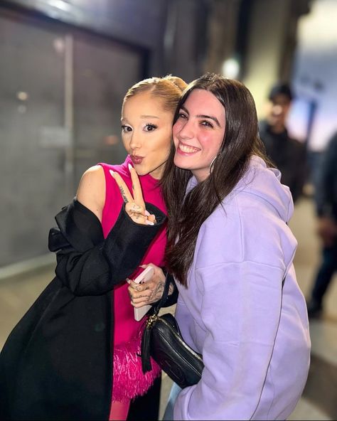 @arianagrande with fans tonight 💚🥹 Ariana Grande With Fans, Someone Like U, Ariana Grande Makeup, Beauty Campaign, R E M Beauty, Ariana Video, Ariana Grande Fans, Ariana Grande Pictures, Forever Girl