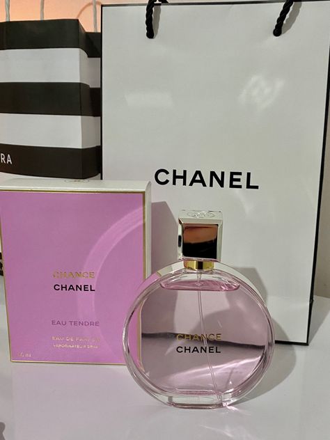 Chanel Chance, Dior Aesthetic, Chanel Lover, Fragrances Perfume Woman, Simple Skincare Routine, My Everything, Preppy Wallpaper, Luxury Perfume, Perfume Collection