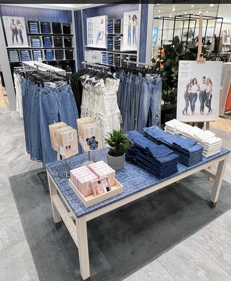 Jeans Organization Ideas, Denim Window Display, Jeans Storage Ideas, Jeans Organization, Retail Clothing Display, Clothing Booth Display, Clothing Boutique Decor, Jeans Storage, Denim Display