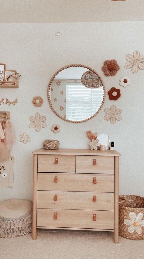 Nursery Daisy, Boho Nursery Inspiration, Baby Room Decor Ideas, Daisy Nursery, Boho Baby Girl Nursery, Boho Baby Nursery, Ideas Habitaciones, Daisy Garden