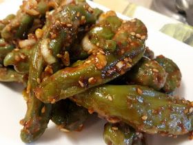 UMMA YORI: Steamed Shishito Peppers {Kwari Gho Chu Jjim} in Instant Pot Shishito Pepper Recipe, Korean Banchan, Kimchi Bokkeumbap, Maangchi Recipes, Shishito Pepper, Shishito Peppers, Korean Side Dishes, Kimchi Fried Rice, Quick Dishes