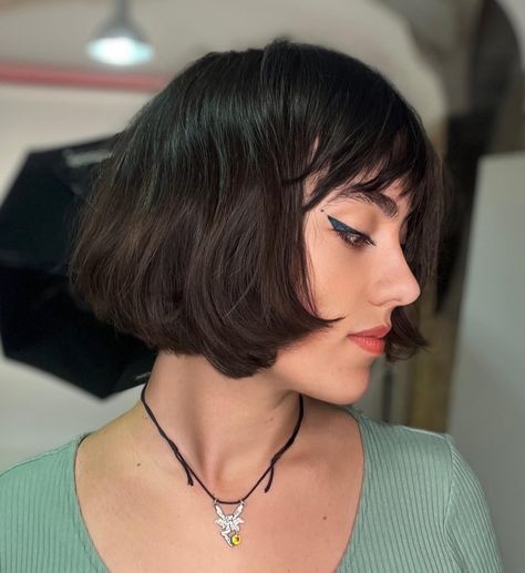 pop. Bobs For Full Faces, Bob Fine Hair Bangs, French Bob Fine Hair, French Bobs, Italian Bob, Fine Hair Bangs, Current Hair Trends, Short Haircut Ideas, Bob Ideas