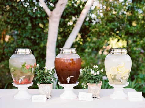 Drink Stations, Wedding Drink Station, Backyard Graduation Party, Wedding Food Drink, Water Station, Lemonade Drinks, Summer Wedding Outdoor, Orange Decor, Wedding Inside