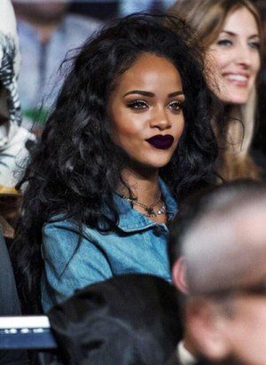 Rihanna Makeup, Kort Bob, Dark Lipstick, Rihanna Style, Make Up Inspo, Dark Lips, Looks Black, Blonde Bobs, Celebrity Makeup