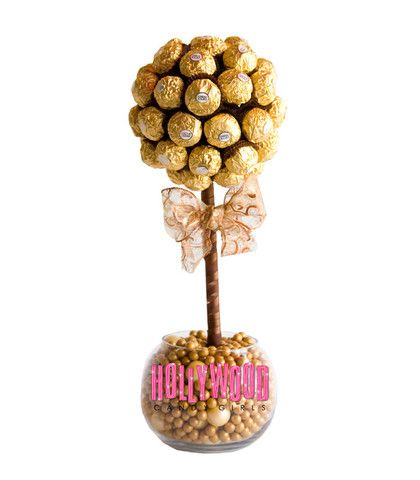 Ferrero Rocher Arrangement Rocher Bouquet, Ferrero Rocher Bouquet, Candy Topiary, Candy Centerpiece, Edible Centerpieces, Candy Trees, Candy Girls, Candy Arrangements, Buffet Table Decor