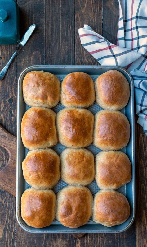 Delicious homemade 30 minute honey wheat rolls that are made from scratch & are ready in about half an hour. Easy recipe for busy weeknights or holidays! Honey Yeast Rolls, Whole Wheat Dinner Rolls, Wheat Dinner Rolls, Wheat Rolls, Hot Rolls, Whole Wheat Rolls, Food Spread, Healthy Bread Recipes, Homemade Rolls