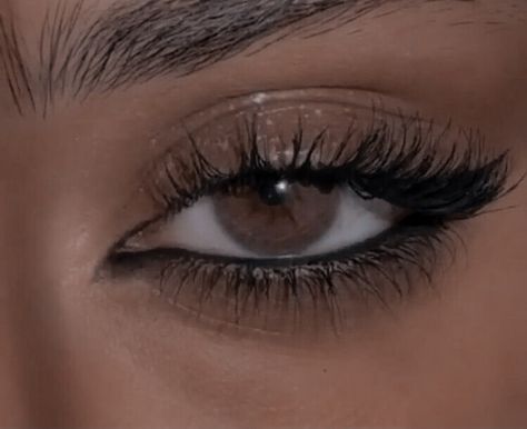 Black Subtle Makeup, Prom Natural Makeip, Smoky Simple Eye Makeup, Easy Black Eye Makeup, Make Up Looks With Eyeliner, Classic Eyeliner Looks, Makeup For Homecoming Full Face, Eyeliner And Mascara Only Eye Makeup, Simple Smokey Liner