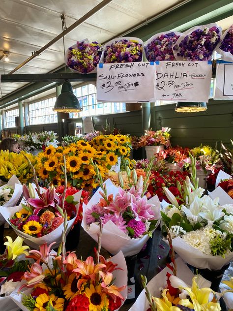 Pike Place Flower Market, Pike Place Market Flowers, Pikes Place, Pike Place Market Seattle, Market Flowers, Pike Place Market, Romanticizing Life, Pike Place, Dahlia Flower