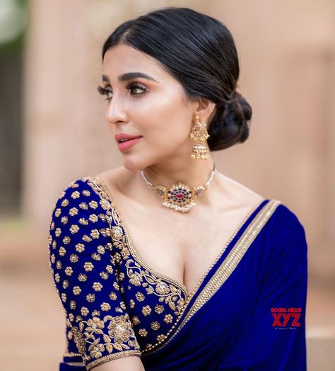 Parvati Nair, Royal Blue Saree, Blue Blouse Designs, Royal Blue Blouse, Saree Jewellery, Bridesmaid Saree, Royal Blue Wedding, Blue Saree, Velvet Blouses