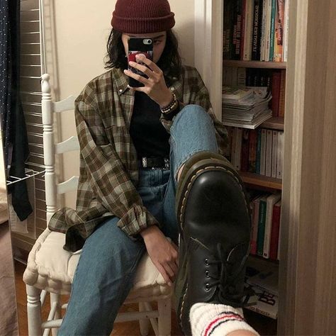 Grunge Inspo в Instagram: «would you wear this outfit?👁🌹 @m.aaina» Grunge Outfits 90s, Beanie Outfit, Goth Outfit, Skater Girl Outfits, Fashion 90s, Aesthetic Grunge Outfit, Skater Girl, Outfit 90s, Hipster Outfits