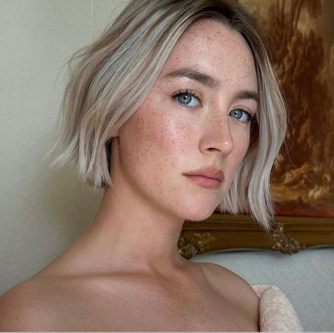 saoirse ronan, saoirse ronan makeup, nina park makeup, freckle makeup look, clean skin makeup, faux freckle makeup, blonde bob Growing Out A Bob, Kort Bob, Petite Blonde, Pixie Bob Haircut, Saoirse Ronan, Celebrity Hair Stylist, Long Bob Hairstyles, Blonde Bobs, Hair Envy