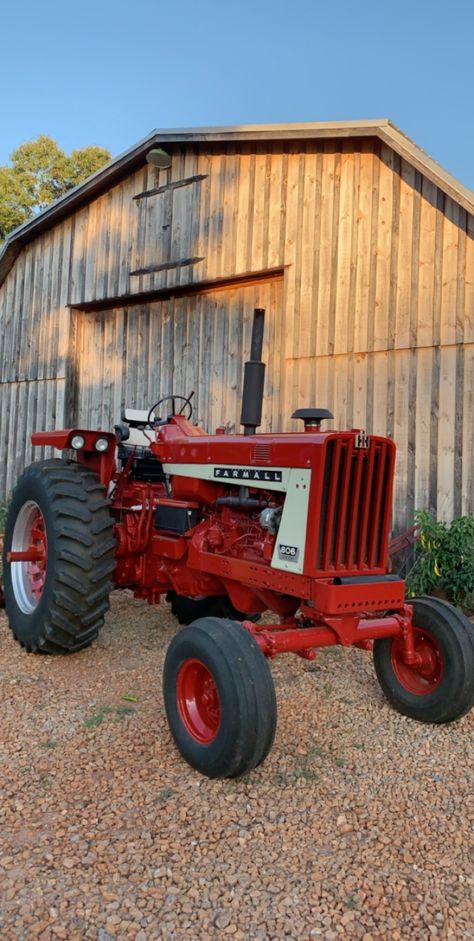 Tractors Pictures, Kubota Compact Tractor, Tractor Barn, Truck And Tractor Pull, Tractor Art, International Harvester Tractors, Tractor Pictures, Tractor Idea, International Tractors