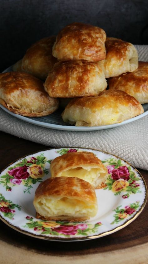 Gothic Food, Cheesy Appetizers, Puff Pastry Cheese, Cheese Pockets, Puff Pastry Pockets, Savory Puff Pastry, Cheese Puff, Art Of Cooking, Cheese Puff Pastry