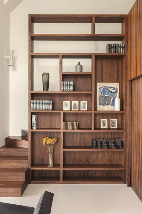 Bookshelf Divider, Stairs Nook, تحت الدرج, Room Divider Shelves, Plywood Interior, Divider Design, Shelving Design, Sell My House, Living Room Partition