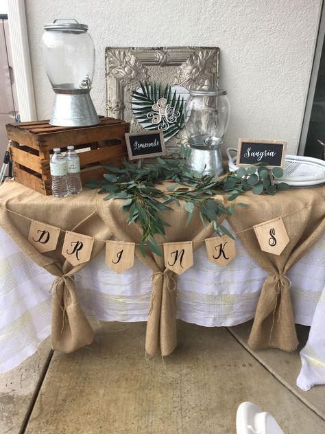 Farmhouse Baby Shower, Baby Shower Drinks, Idee Babyshower, Baby Shower Theme Decorations, Outdoor Baby Shower, Baby Shower Woodland Theme, Baby Shower Brunch, Drink Station, Baby Shower Table