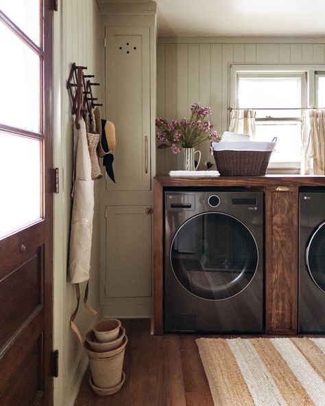 Cottage Laundry Room, Vintage Decorating Ideas, Vintage Laundry Room, Dream Laundry Room, Vintage Decorating, Laundry Room Inspiration, Vintage Laundry, Laundry Room Makeover, Laundry Room Design