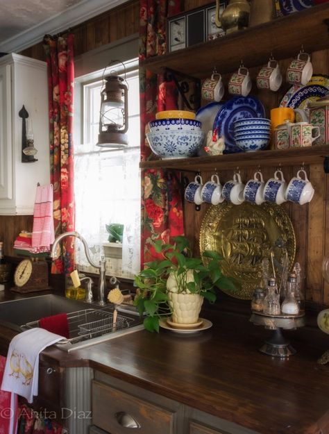 English Kitchen Decor, Cozy Kitchen Cottage, Old English Cottage Interiors, Old English Kitchen, Vintage Cottage Kitchen, Eclectic Cottage Decor, Bulgarian House, Vintage Country Kitchen, English Cottage Kitchens