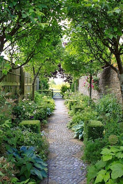 Cobble Pathway, Narrow Garden, Garden Pathways, Walkways Paths, Walled Garden, Side Garden, Have Inspiration, Garden Pathway, Garden Path