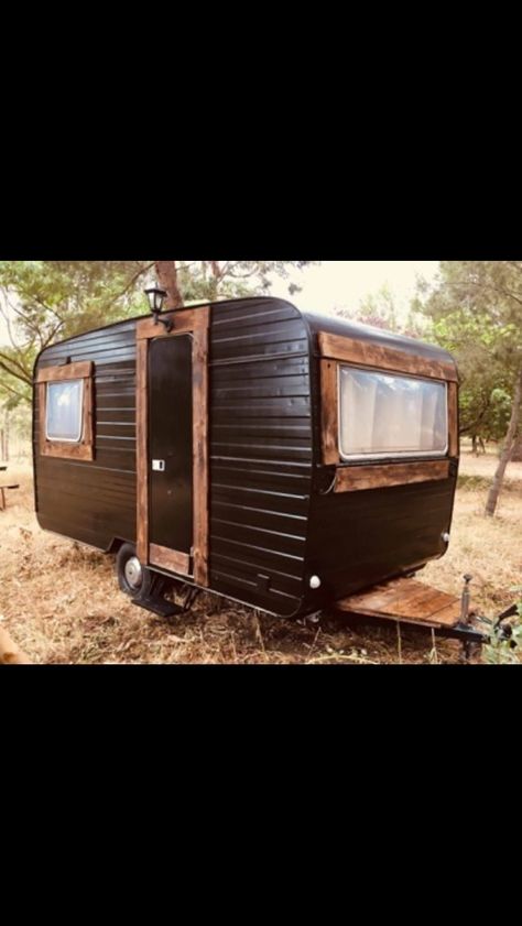 Black Camper Exterior, Small Travel Trailer Remodel, Small Travel Trailer, Vintage Trailer Remodel, Vintage Trailers Restoration, Glamper Camper, Camper Trailer Remodel, Vintage Camper Remodel, Caravan Renovation