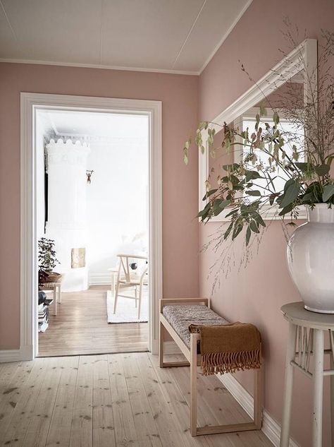 Casual and Fresh Swedish Style | Nordic Mood Blog | Grøn + White Pink Living Room Decor, Hal Decor, Pink Living Room, Aesthetic Rooms, Pink Interior, Pink Walls, Hallway Decorating, Aesthetic Room Decor, Wall Color