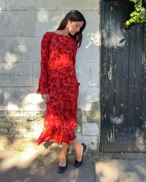 A brunette girl is wearing a long red realisation par dress. She is wearing black ballet flats. Red Midi Dress Outfit Casual, Morocco Outfits, Simple Red Dress, Graduation Dress Ideas, Fits For Fall, Portugal Summer, Gia Dress, Chill Fashion, Boho Street Style