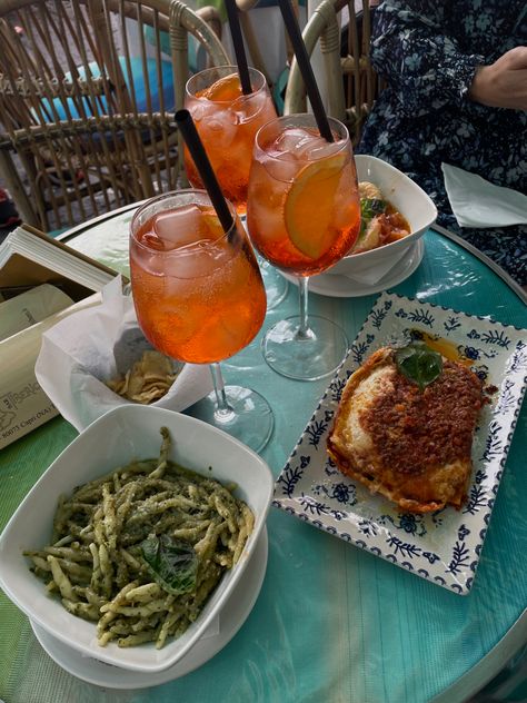 Lunch in Capri, travel, foodie, pasta, lasagna, aperol spritz, feed ideas instagram, photos to spice your insta, insta stories food Capri Travel, Diet Pasta, Pasta Lasagna, Summer Diet, Travel Foodie, Aperol Spritz, Insta Stories, Lasagna, Capri