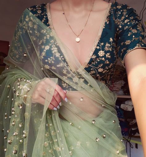 Store no.6 (@storeno.6) posted on Instagram • Feb 6, 2021 at 5:56pm UTC Georgette Dresses, Saree Jackets, Blouse Lehenga, Sari Design, Perhiasan India, Fashionable Saree Blouse Designs, Saree Lehenga, Wedding Blouse Designs, Indian Saree Blouse