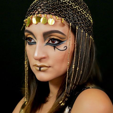 VIDEO ON THIS LOOK IS LIVE! Go check it out right now! #cleopatra #halloweenmakeup #cleopatramakeup #cleopatralook #halloween #halloweencostumes #makeuptutorial #makeuplover #makeupjunkie #makeupartist #makeupbyme #makeupoftheday #beautyblogger #bhcosmetics #BeautyTip #beautyblog #beautygram #beautyguru #youtubers #youtuberlife #beautyyoutuber Cleopatra Hairstyle, Diy Cleopatra, Egyptian Make Up, Egypt Makeup, Cleopatra Makeup, Viking Makeup, Cleopatra Halloween Costume, Egyptian Hairstyles, Egyptian Halloween