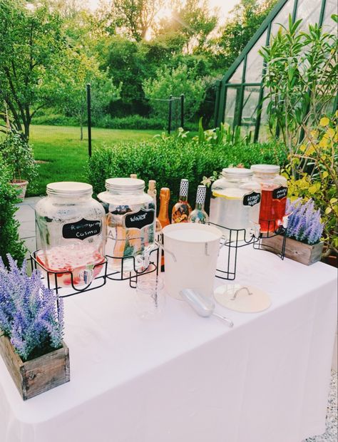 Outdoor Open House Party, Graduation Asthetic Party, Outside Grad Party Ideas, Grad Picnic Ideas, Backyard Open House Ideas, Grad Party With Friends, Grad Party Table Set Up, Aesthetic Grad Party Decor, Grad Party Aesthetic Decor