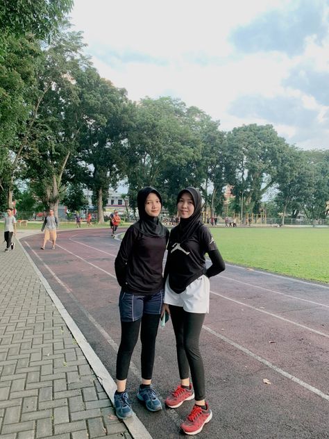 Pap Olahraga Jogging, Modest Running Outfits For Women, Cfd Ootd, Badminton Outfit Women Hijab, Outfit Renang Hijab, Outfit Badminton Hijab, Ootd Gym Hijab, Outfit Gym Hijab, Style Olahraga Hijab