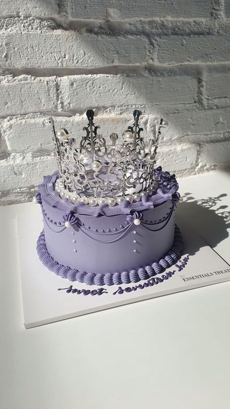 Sweet Sixteen Cakes Purple, Aesthetic 14th Birthday Cake, Purple Sweet 16 Cakes, Tortas Aesthetic Vintage, Cake Designs Purple, Quince Birthday Cake, Purple Aesthetic Cake, Birthday Cake Aesthetic Purple, Purple Cake Designs