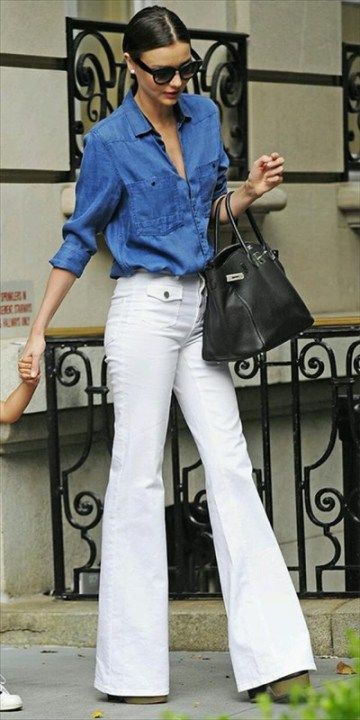 ClioMakeUp-pantaloni-zampa-jeans-flared-bianchi Denim On Denim Looks, Miranda Kerr Style, White Flared Jeans, Looks Jeans, White Flares, Denim On Denim, Joan Smalls, Doutzen Kroes, Gisele Bundchen