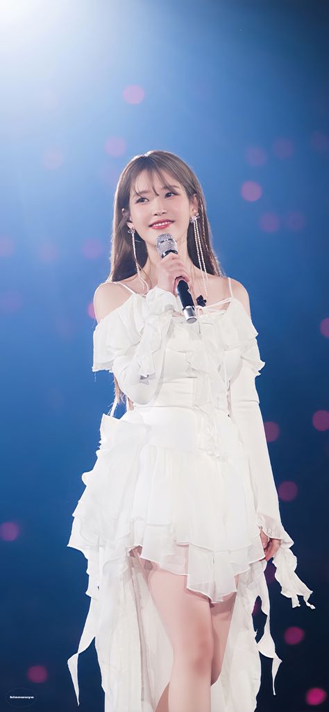 Iu On Stage, Iu Outfits, Iu Photos, Iu Concert, Iu Dress, Actor Wallpaper, Iu Wallpaper, Kpop Dress, Lee Jieun