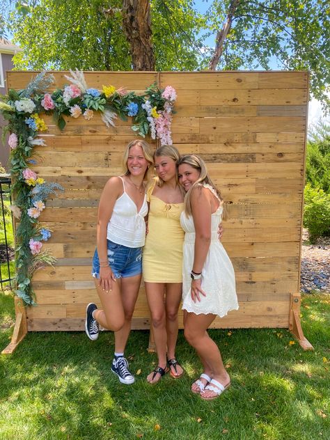 Hoco Photo Backdrop Ideas, Grad Party Photo Backdrop Ideas, Grad Party Picture Backdrop, Grad Party Backdrop Ideas, Grad Party Photo Backdrop, Grad Party Backdrop, Grad Backdrop, Senior Graduation Party, Homecoming Pictures