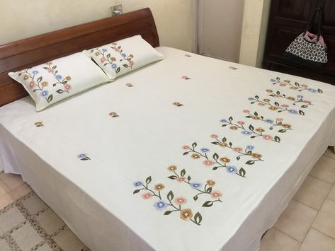 Simple Bed Sheets, Handmade Bed Sheets, Bed Sheet Painting Design, Bed Cover Design, Needle Tatting Patterns, Designer Bed Sheets, Fabric Paint Diy, Colourful Living Room Decor, Hand Work Design