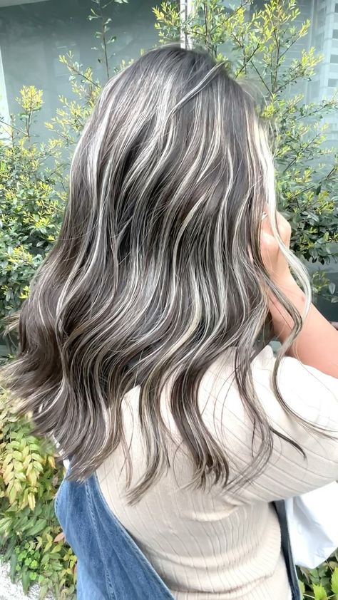 Ice Grey Hair, Shoulder Length Hair Color Ideas, Cool Toned Blonde Hair, Ash Blonde Hair Balayage, Toned Hair, Two Toned Hair, Baby Lights, Hair Pics, Grey Hair Transformation