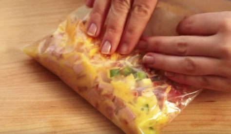 Omelette in a bag Omelette In A Bag, Omlet Recipes, Camping Hacks Food, Paleo Breakfast, Breakfast Brunch Recipes, Omelet, Camping Food, Camping Meals, Breakfast Dishes