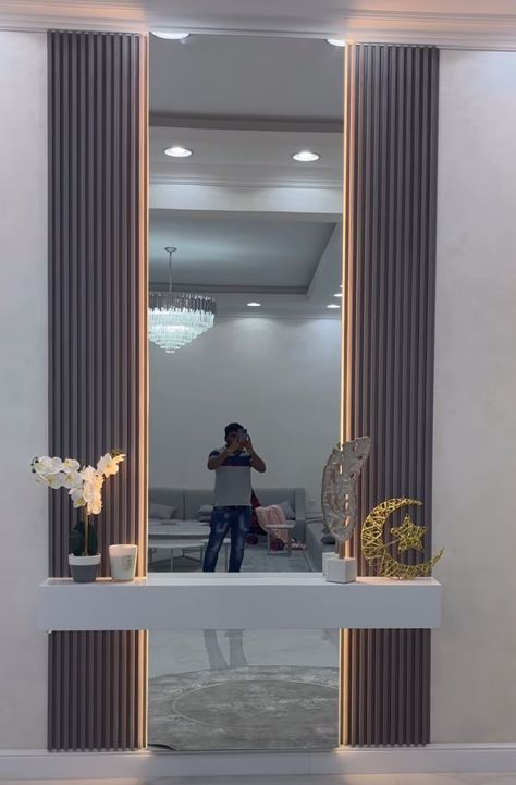 Mirror Panel Wall Interior Design, Penthouse Ideas, Modern Hall, Front Wall Design, Retail Store Interior Design, Stylish Bedroom Design, Colourful Living Room Decor, House Interior Design Styles, Home Hall Design