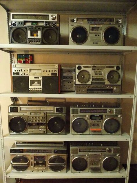 Retro Radios, Italo Disco, Antique Radio, Jukeboxes, Old Radios, Vintage Radio, Vintage Electronics, Old Tv, Retro Aesthetic