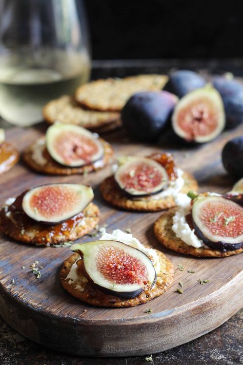 Simple Whipped Goat Cheese + Fig Appetizer - Life a Little Brighter Jam Appetizer, Summer Time Appetizers, Easy Yummy Dips, Fig Appetizer Recipes, Goat Cheese Fig, Wine Party Appetizers, Fig Appetizer, Dried Fig, Cream Cheese Appetizer