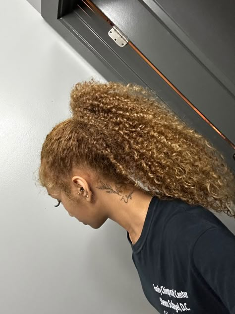 Blonde Hair Caramel Skin, Blonde 4b Natural Hair, Honey Blonde 4b Hair, Curly Honey Blonde Hair, Mixed Race Women, Honey Blonde Curly Hair, Dyed Curly Hair, Highlights Curly Hair, Honey Brown Hair