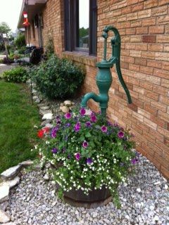 Old Hand Water Pump Ideas, Yard Bell Ideas, Old Water Pump Ideas Flower Beds, Water Pump Garden Ideas, Vintage Water Pump Ideas, Old Pump Garden Ideas, Old Water Pump Ideas, Water Pump Ideas, Old Water Pumps