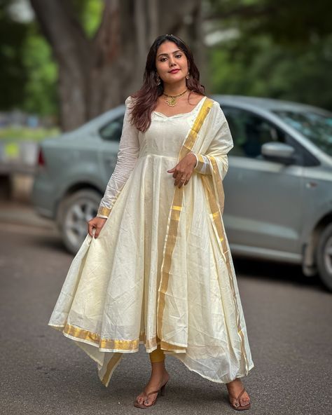 PARVATHI 🌸 || ONAM COLLECTION || CODE:LK281 Look stunning in our traditional cream and golden Onam cotton Anarkali❤️ NOTE: PANT IS NOT INCLUDED . Anarkali length: 47 inches. (Additional charges applicable for full length customisation ) #labelkamra #onlineshopping #shoponline #lehenga #cottondress #dress #dresses #longdress #traditionalwear #frock #labelkamra #ethnicwear #ethnicwearonline #madeinindia #ethnicfashion #traditionaldress #weddingcollection #nursingfriendlydress #narayanpet #... Gown Traditional Dress Ideas, White Anarkali Kurta, Anarkali Kurti Design, Off White Anarkali, Onam Dress, Frock Models, Dress Reference, White Anarkali, Netted Blouse Designs