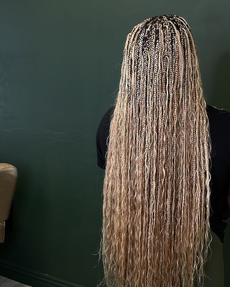 Blonde for fall😍😍😍 Style: Extra-small butt length goddess braids Color mix: 613/27 * * * * * #labraider #californiabraider #losangelesbraider #hollywoodbraider #braiderspage #knotlessbraids #beverlyhillsbraider #frenchcurlsbraids #frenchcurls #frenchcurlbraids #goddessbraids #blackgirlmagic #hairinspo Blond Goddess Braids, 613/27 Braids, Goddess Braids Color, 613 Braids, Blonde For Fall, Blonde Goddess Braids, Blonde Goddess, Braids Color, French Curl