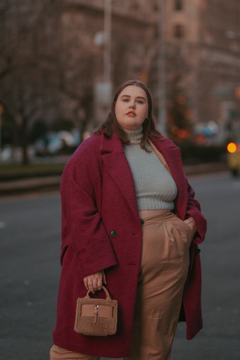 Fashionable girl posing in street. Plus Size Photo Poses, Plus Size Modest, Plus Size Posing, Side Photo, Plus Size Baddie Outfits, Plus Size Fall Outfit, Look Plus Size, Upper East Side, Modest Clothing