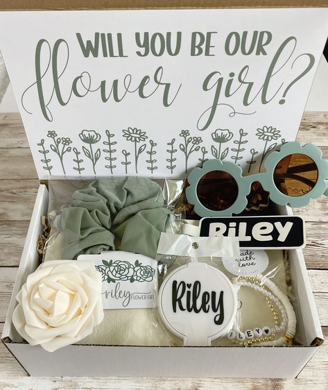 Put a smile on your flower girl's face by giving her a proposal gift box from Weekend Creation Co! This gift set is full of personalized items that your flower girl will love and actually use! It's the perfect way to ask your flower girl to be apart of your big day or gift box can be customized to thank your flower girl for making your wedding even more memorable. Message card can also be personalized for junior bridesmaid as well! ** Effective immediately, boxes will now include the round name Gift To Ask To Be A Bridesmaid, Diy Bridesmaid Boxes Ideas, Flowergirl Proposal Gift, Asking Friends To Be Bridesmaids, Succulent Bridesmaid Proposal, Junior Bridesmaid Proposal Ideas, Braidsmaid Proposal Gift, Bridesmaid Personalized Gift, Bridesmaid Proposal Ideas Simple